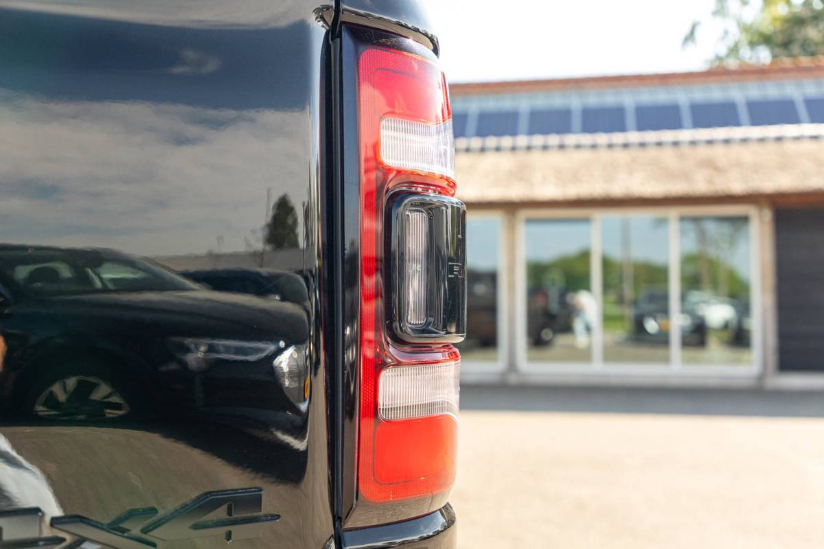 Dodge Ram 1500 Dodge Ram 1500 5.7 V8 4×4 Crew Cab Rebel Panoramadak I Leder zwart rood I Camera I Nieuwe banden I LPG I Luchtvering I Trekhaak