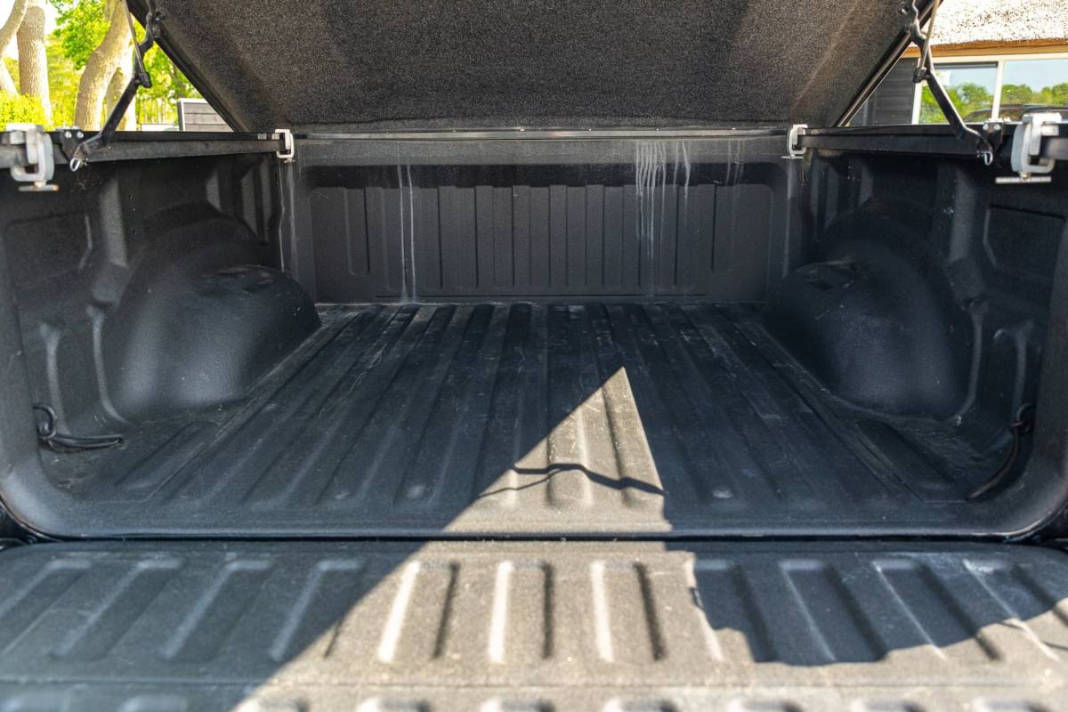 Dodge Ram 1500 Dodge Ram 1500 5.7 V8 4×4 Crew Cab Rebel Panoramadak I Leder zwart rood I Camera I Nieuwe banden I LPG I Luchtvering I Trekhaak
