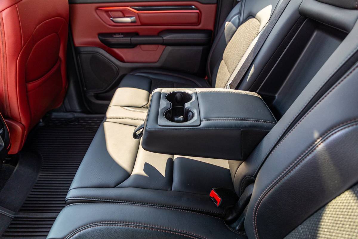 Dodge Ram 1500 Dodge Ram 1500 5.7 V8 4×4 Crew Cab Rebel Panoramadak I Leder zwart rood I Camera I Nieuwe banden I LPG I Luchtvering I Trekhaak