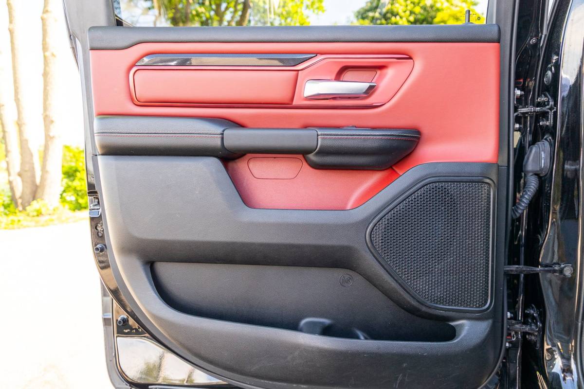 Dodge Ram 1500 Dodge Ram 1500 5.7 V8 4×4 Crew Cab Rebel Panoramadak I Leder zwart rood I Camera I Nieuwe banden I LPG I Luchtvering I Trekhaak