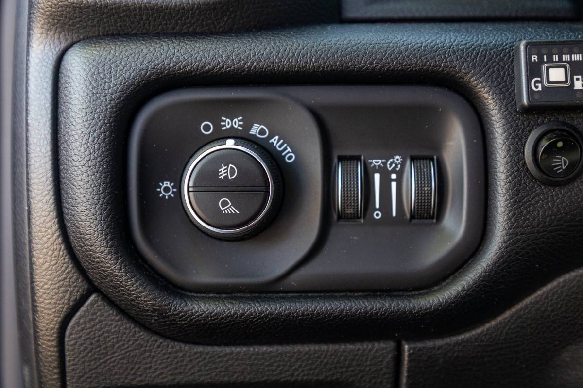 Dodge Ram 1500 Dodge Ram 1500 5.7 V8 4×4 Crew Cab Rebel Panoramadak I Leder zwart rood I Camera I Nieuwe banden I LPG I Luchtvering I Trekhaak