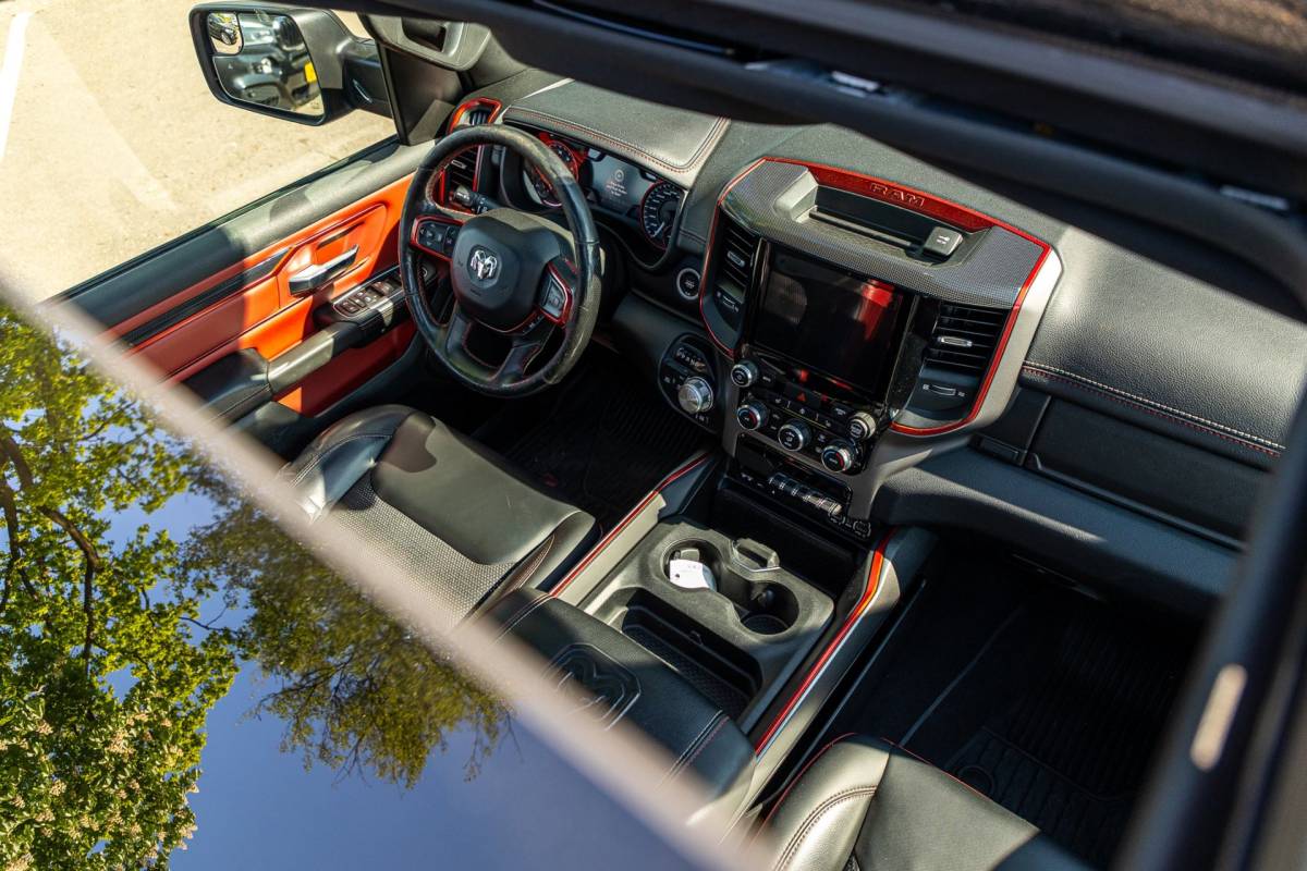 Dodge Ram 1500 Dodge Ram 1500 5.7 V8 4×4 Crew Cab Rebel Panoramadak I Leder zwart rood I Camera I Nieuwe banden I LPG I Luchtvering I Trekhaak