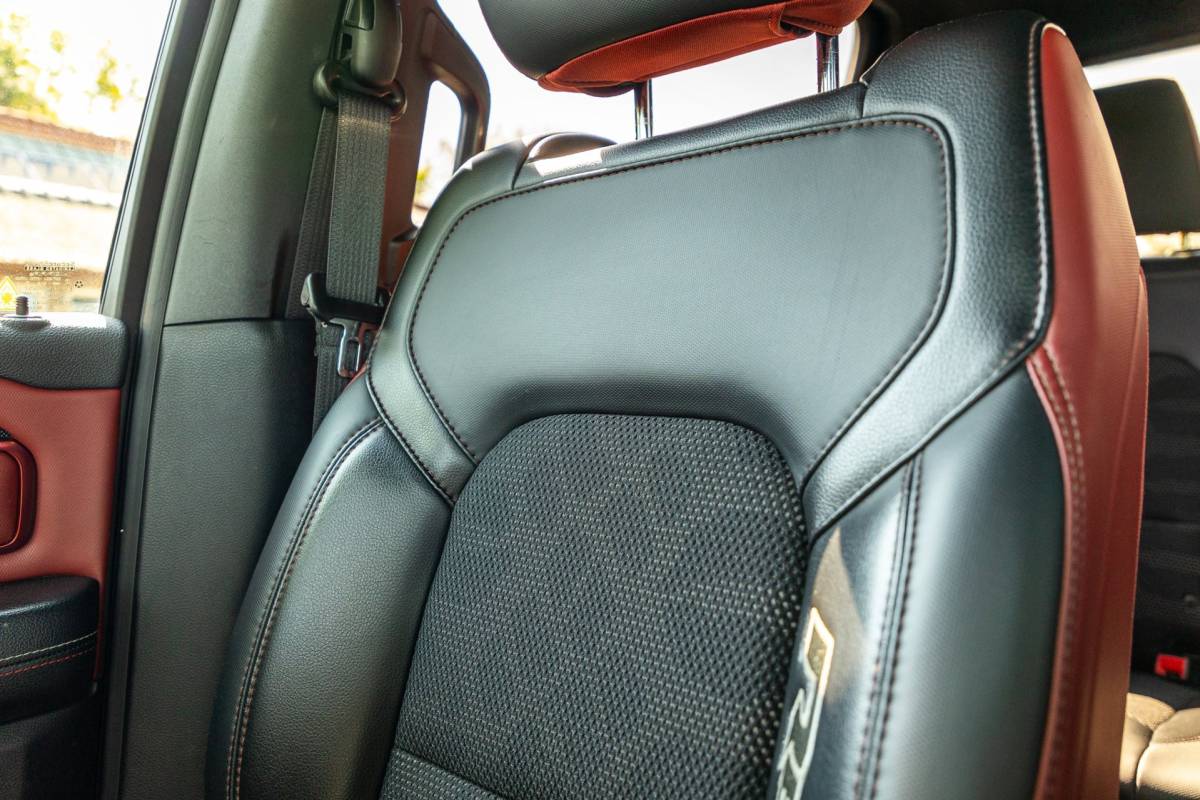 Dodge Ram 1500 Dodge Ram 1500 5.7 V8 4×4 Crew Cab Rebel Panoramadak I Leder zwart rood I Camera I Nieuwe banden I LPG I Luchtvering I Trekhaak