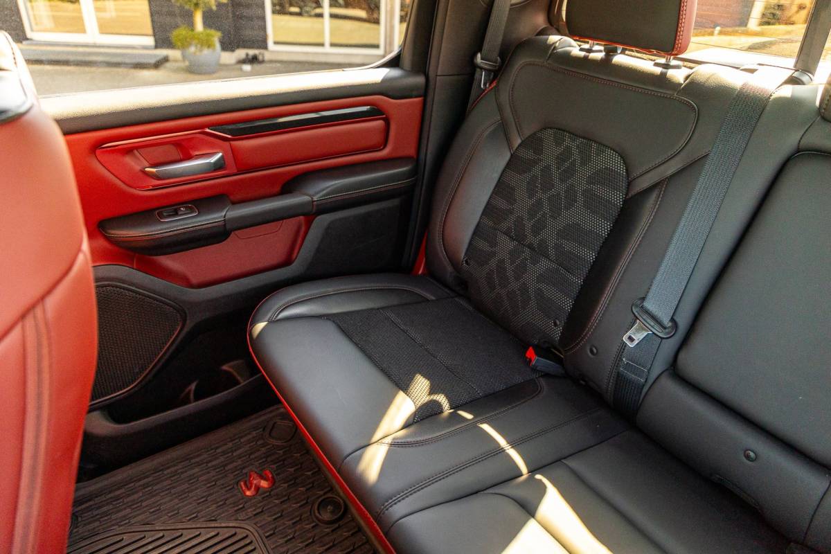 Dodge Ram 1500 Dodge Ram 1500 5.7 V8 4×4 Crew Cab Rebel Panoramadak I Leder zwart rood I Camera I Nieuwe banden I LPG I Luchtvering I Trekhaak