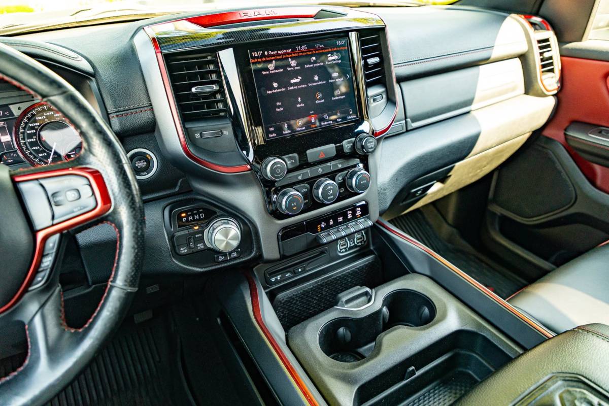 Dodge Ram 1500 Dodge Ram 1500 5.7 V8 4×4 Crew Cab Rebel Panoramadak I Leder zwart rood I Camera I Nieuwe banden I LPG I Luchtvering I Trekhaak