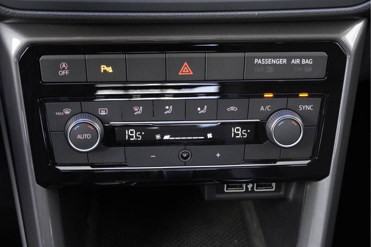 Volkswagen T-Cross Volkswagen T-Cross 1.0 TSI Automaat! Style BJ2020 Lmv 17″ | Led V+A | Pdc | Trekhaak | Keyless entry | App-Connect | Navi | Virtual cockpit | Climate control | Cruise control | Extra getint glas