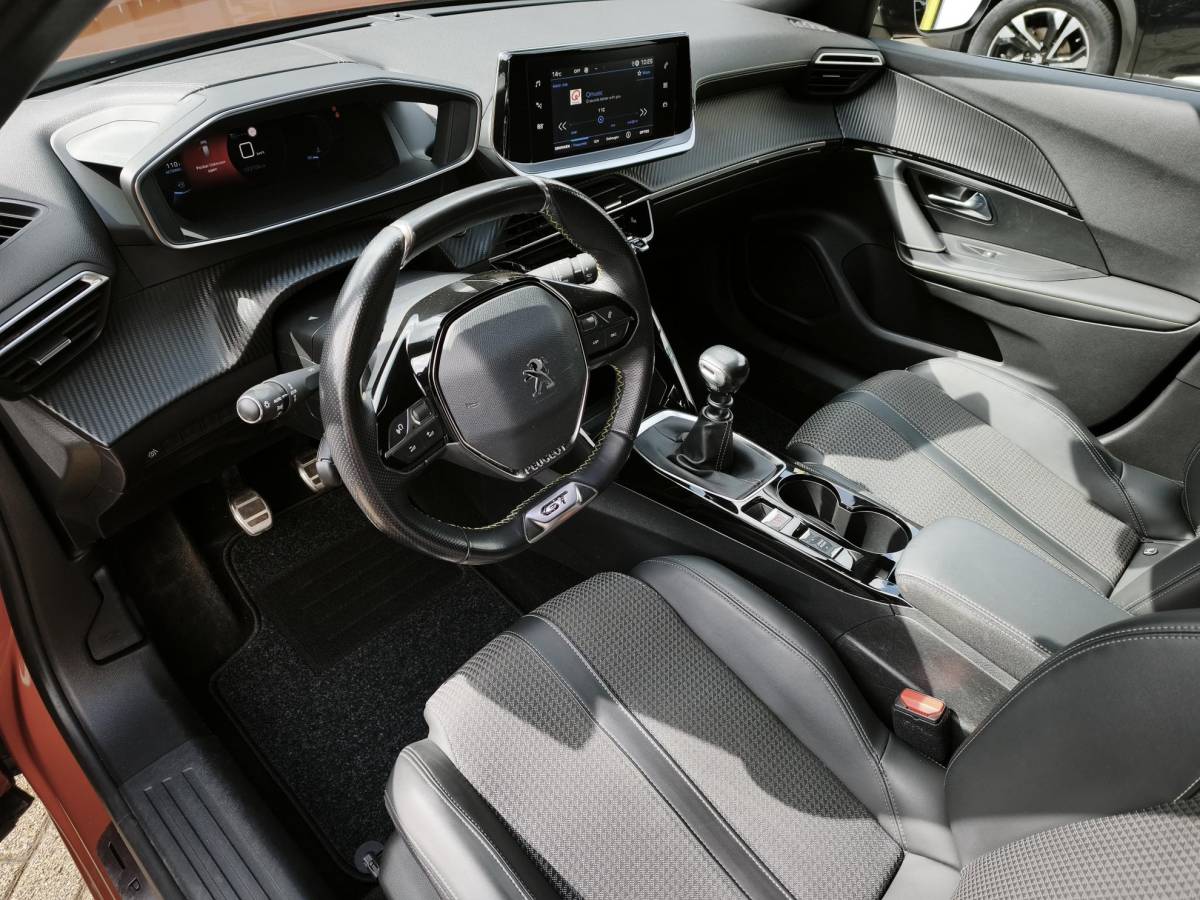 Peugeot 2008 Peugeot 2008 1.2 PureTech GT-Line Led Navi-Carplay Stoelverwarming 3D-Cockpit Trekhaak