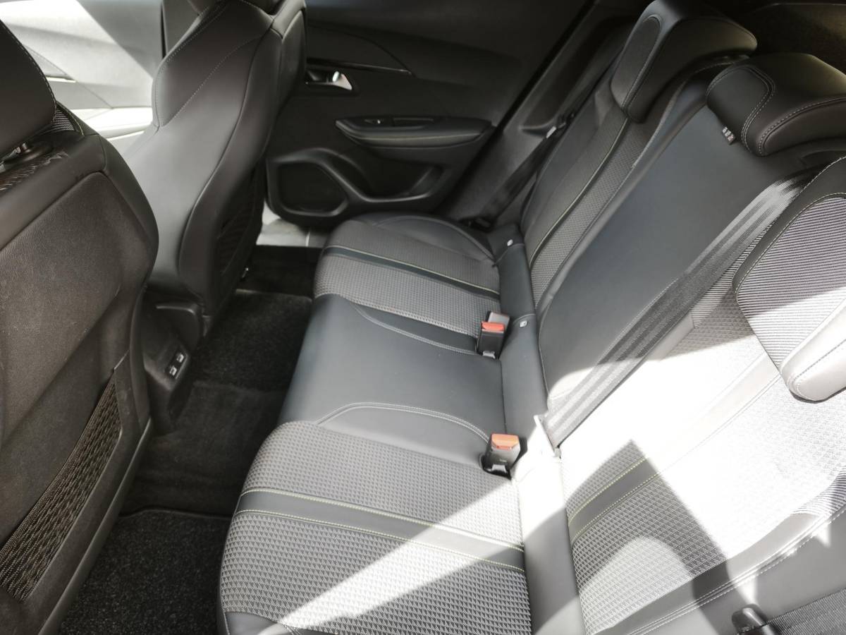 Peugeot 2008 Peugeot 2008 1.2 PureTech GT-Line Led Navi-Carplay Stoelverwarming 3D-Cockpit Trekhaak
