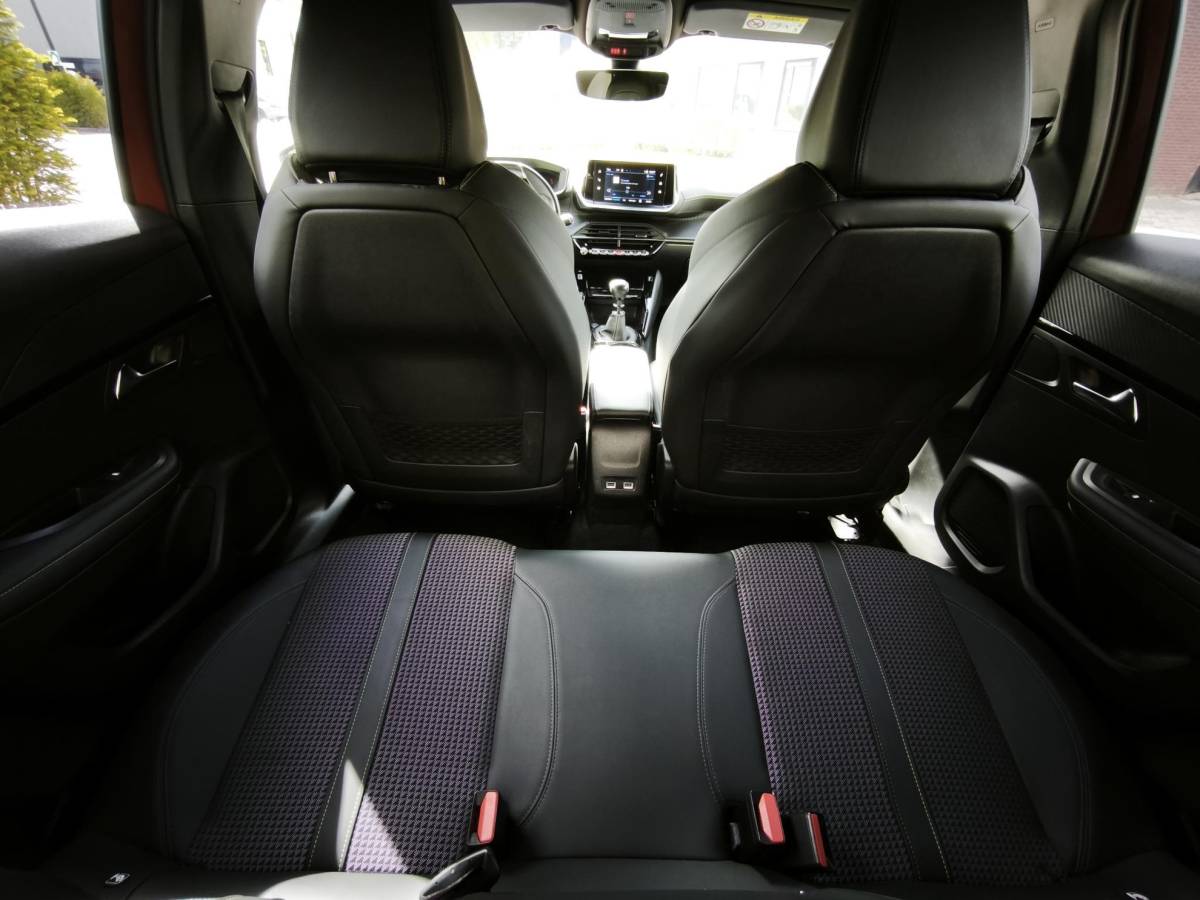 Peugeot 2008 Peugeot 2008 1.2 PureTech GT-Line Led Navi-Carplay Stoelverwarming 3D-Cockpit Trekhaak