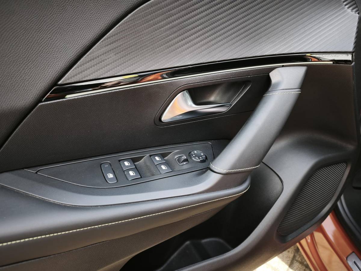 Peugeot 2008 Peugeot 2008 1.2 PureTech GT-Line Led Navi-Carplay Stoelverwarming 3D-Cockpit Trekhaak