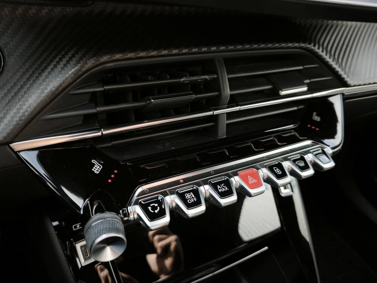 Peugeot 2008 Peugeot 2008 1.2 PureTech GT-Line Led Navi-Carplay Stoelverwarming 3D-Cockpit Trekhaak