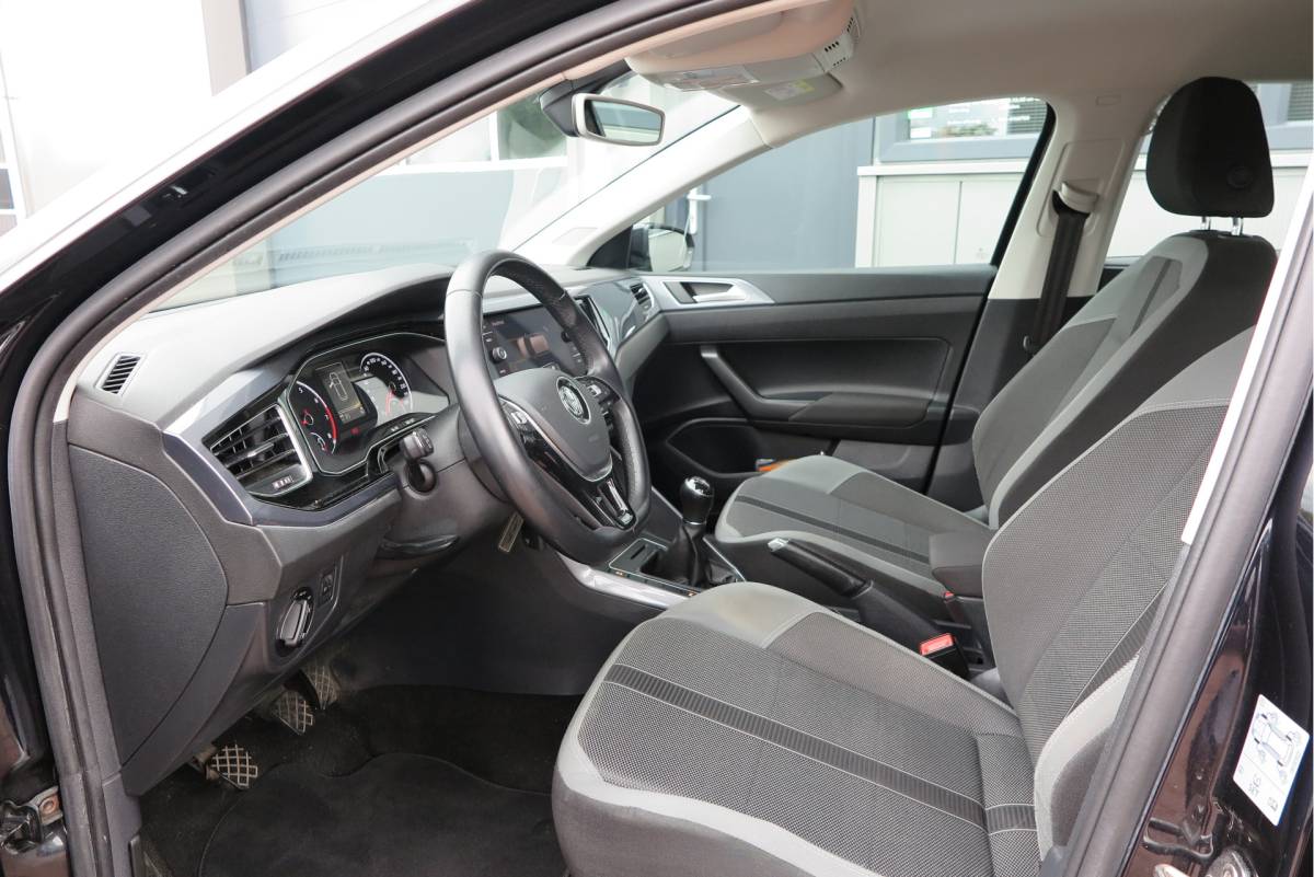 Volkswagen Polo Volkswagen Polo 1.0 TSI 70kw 95pk Highline, Adaptive Cruise, PDC ,Navigatie , Stuurwiel multifuntioneel , Carplay, LMV 16″, Sportstoelen,Buitenspiegels inklapbaar, etc. Complete historie bekend NL auto met NAP (recent onderhouden)