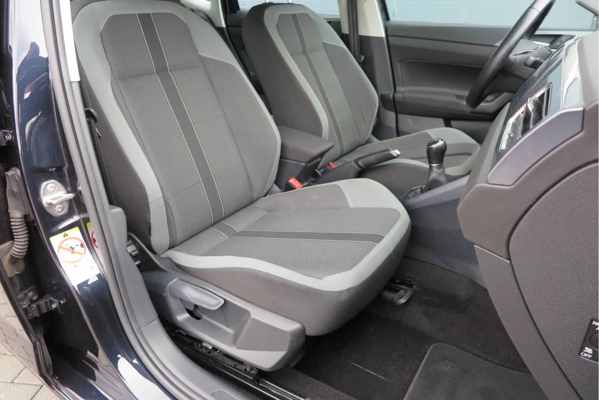 Volkswagen Polo Volkswagen Polo 1.0 TSI 70kw 95pk Highline, Adaptive Cruise, PDC ,Navigatie , Stuurwiel multifuntioneel , Carplay, LMV 16″, Sportstoelen,Buitenspiegels inklapbaar, etc. Complete historie bekend NL auto met NAP (recent onderhouden)