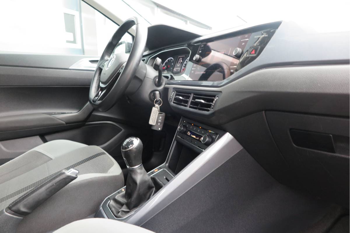 Volkswagen Polo Volkswagen Polo 1.0 TSI 70kw 95pk Highline, Adaptive Cruise, PDC ,Navigatie , Stuurwiel multifuntioneel , Carplay, LMV 16″, Sportstoelen,Buitenspiegels inklapbaar, etc. Complete historie bekend NL auto met NAP (recent onderhouden)