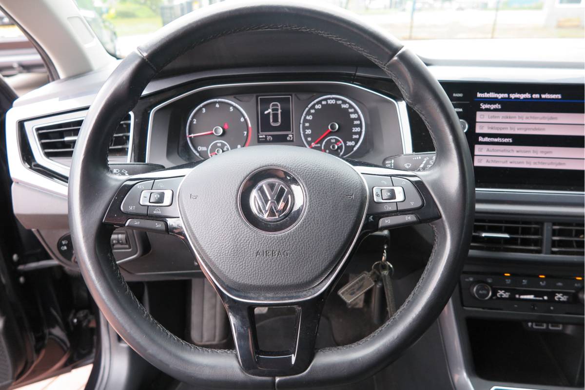 Volkswagen Polo Volkswagen Polo 1.0 TSI 70kw 95pk Highline, Adaptive Cruise, PDC ,Navigatie , Stuurwiel multifuntioneel , Carplay, LMV 16″, Sportstoelen,Buitenspiegels inklapbaar, etc. Complete historie bekend NL auto met NAP (recent onderhouden)