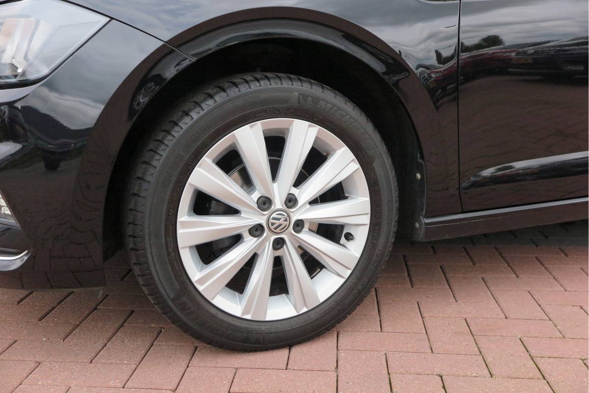 Volkswagen Polo Volkswagen Polo 1.0 TSI 70kw 95pk Highline, Adaptive Cruise, PDC ,Navigatie , Stuurwiel multifuntioneel , Carplay, LMV 16″, Sportstoelen,Buitenspiegels inklapbaar, etc. Complete historie bekend NL auto met NAP (recent onderhouden)