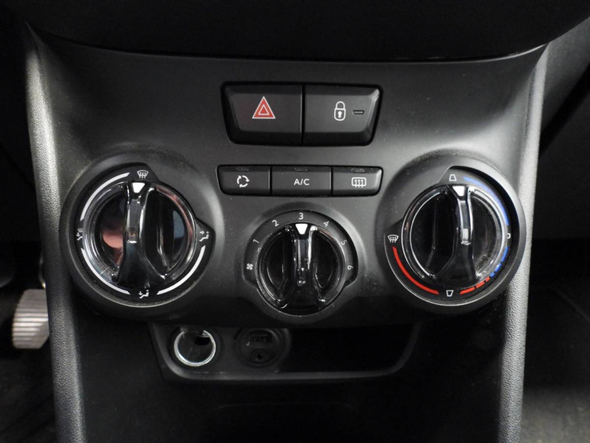 Peugeot 208 Peugeot 208 1.2 PureTech Blue Lion NAVI/AIRCO/CRUISE/PDC!