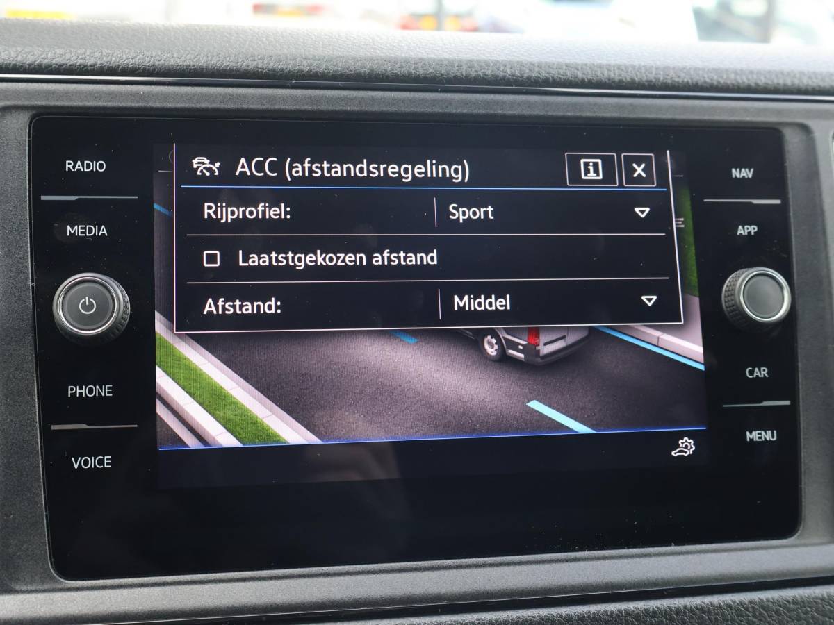 Volkswagen Crafter Volkswagen Crafter 35 2.0 TDI 177 PK AUT. L3H3 + 3000 KG TREKHAAK | ADAPTIVE CRUISE | LED | CAMERA | CARPLAY | STOELVERW.