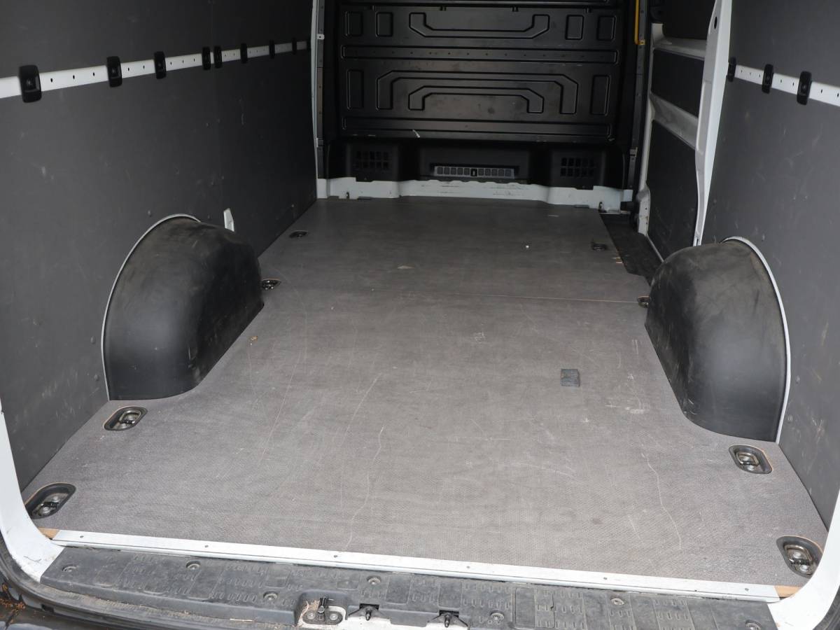 Volkswagen Crafter Volkswagen Crafter 35 2.0 TDI 177 PK AUT. L3H3 + 3000 KG TREKHAAK | ADAPTIVE CRUISE | LED | CAMERA | CARPLAY | STOELVERW.