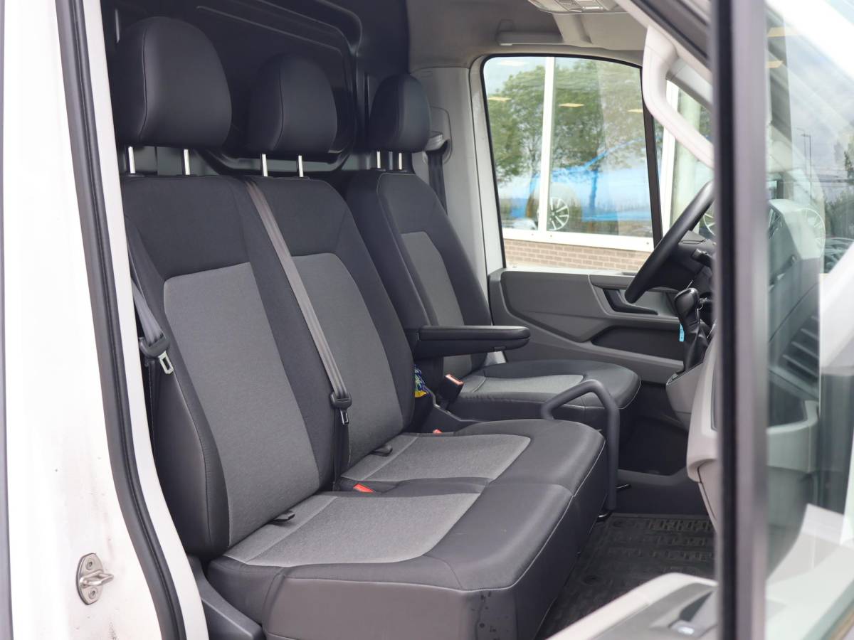 Volkswagen Crafter Volkswagen Crafter 35 2.0 TDI 177 PK AUT. L3H3 + 3000 KG TREKHAAK | ADAPTIVE CRUISE | LED | CAMERA | CARPLAY | STOELVERW.