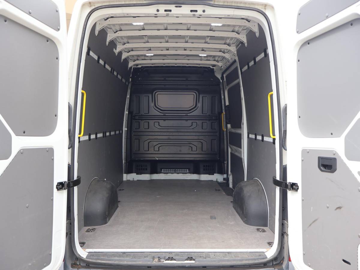 Volkswagen Crafter Volkswagen Crafter 35 2.0 TDI 177 PK AUT. L3H3 + 3000 KG TREKHAAK | ADAPTIVE CRUISE | LED | CAMERA | CARPLAY | STOELVERW.