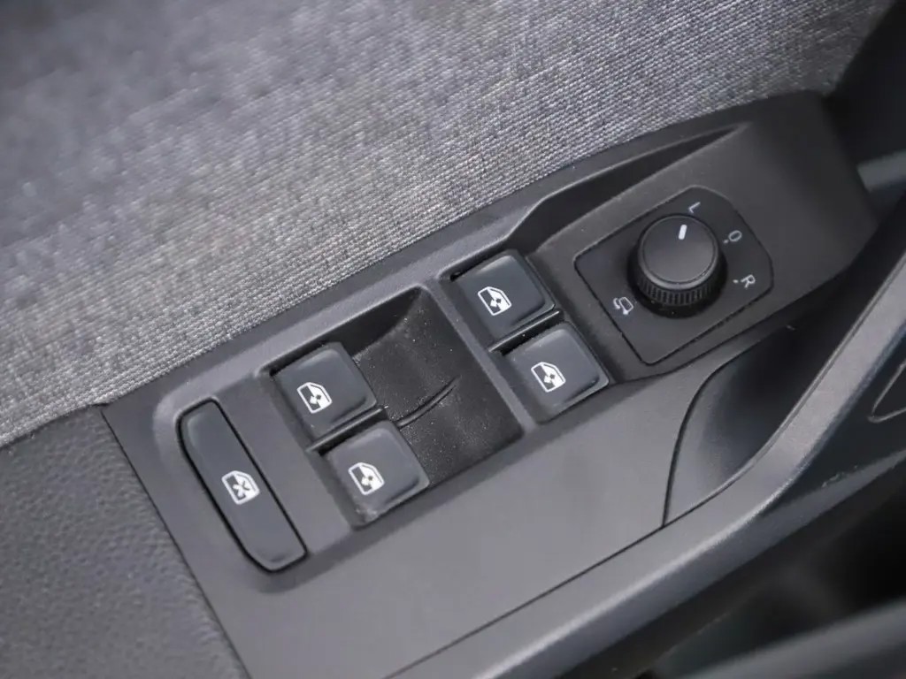 SEAT Arona SEAT Arona 1.0 TSI 70KW 95PK Xperience Connect,Led Matrix , Virtual cockpit, Keyless, Adaptive cruise, PDC, 18″ LMV , Navi,App / smartlink , Bleutooth , DAB+ etc. Dealer onderhouden .