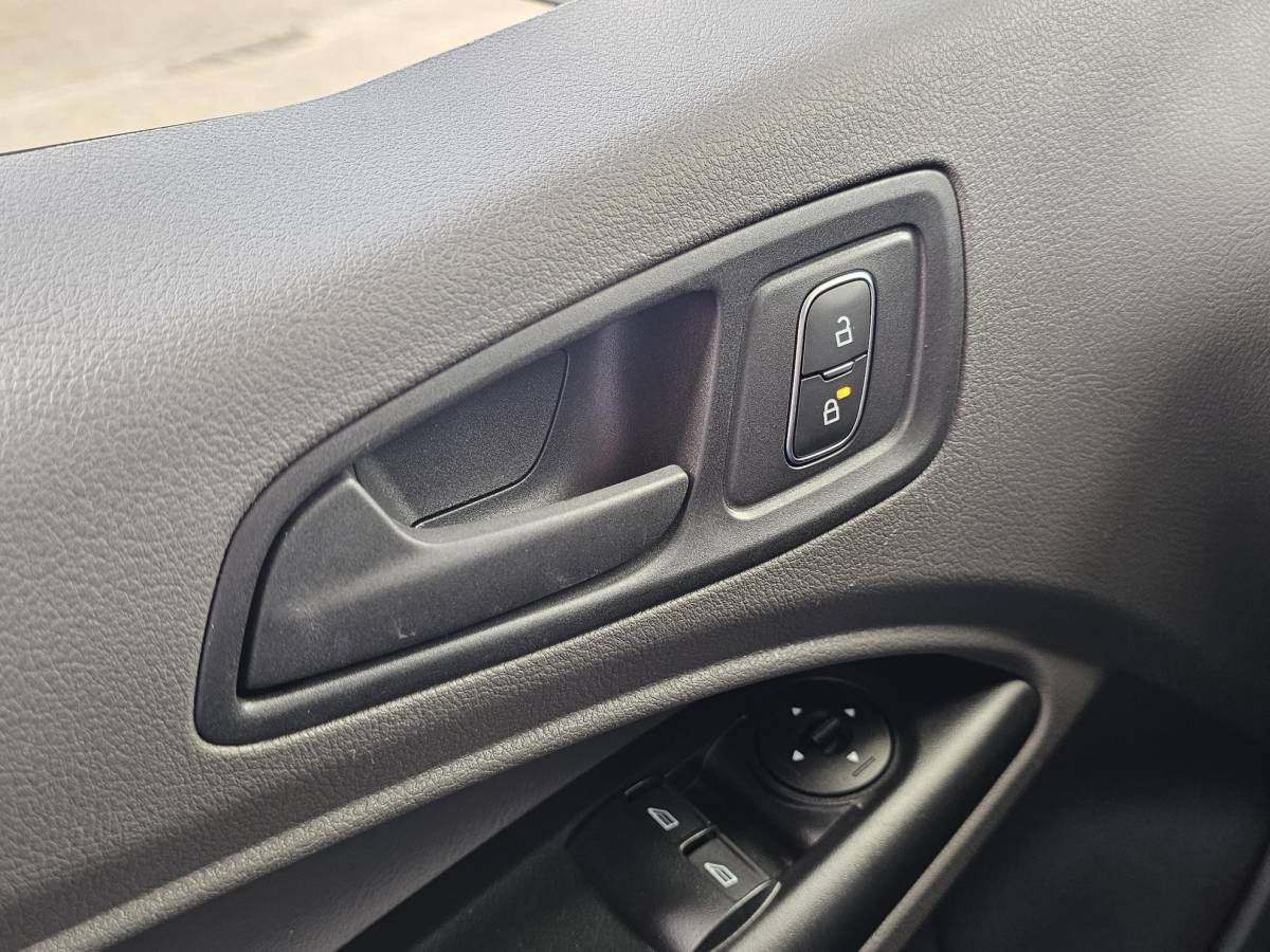 Ford Transit Connect Ford Transit Connect 1.5 EcoBlue L2 Trend  Airco | Navigatie | Achteruitrijcamera | Stoelverwarming | Bijna nieuwstaat!