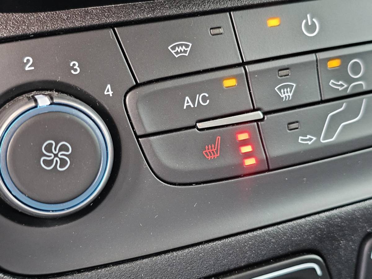 Ford Transit Connect Ford Transit Connect 1.5 EcoBlue L2 Trend  Airco | Navigatie | Achteruitrijcamera | Stoelverwarming | Bijna nieuwstaat!