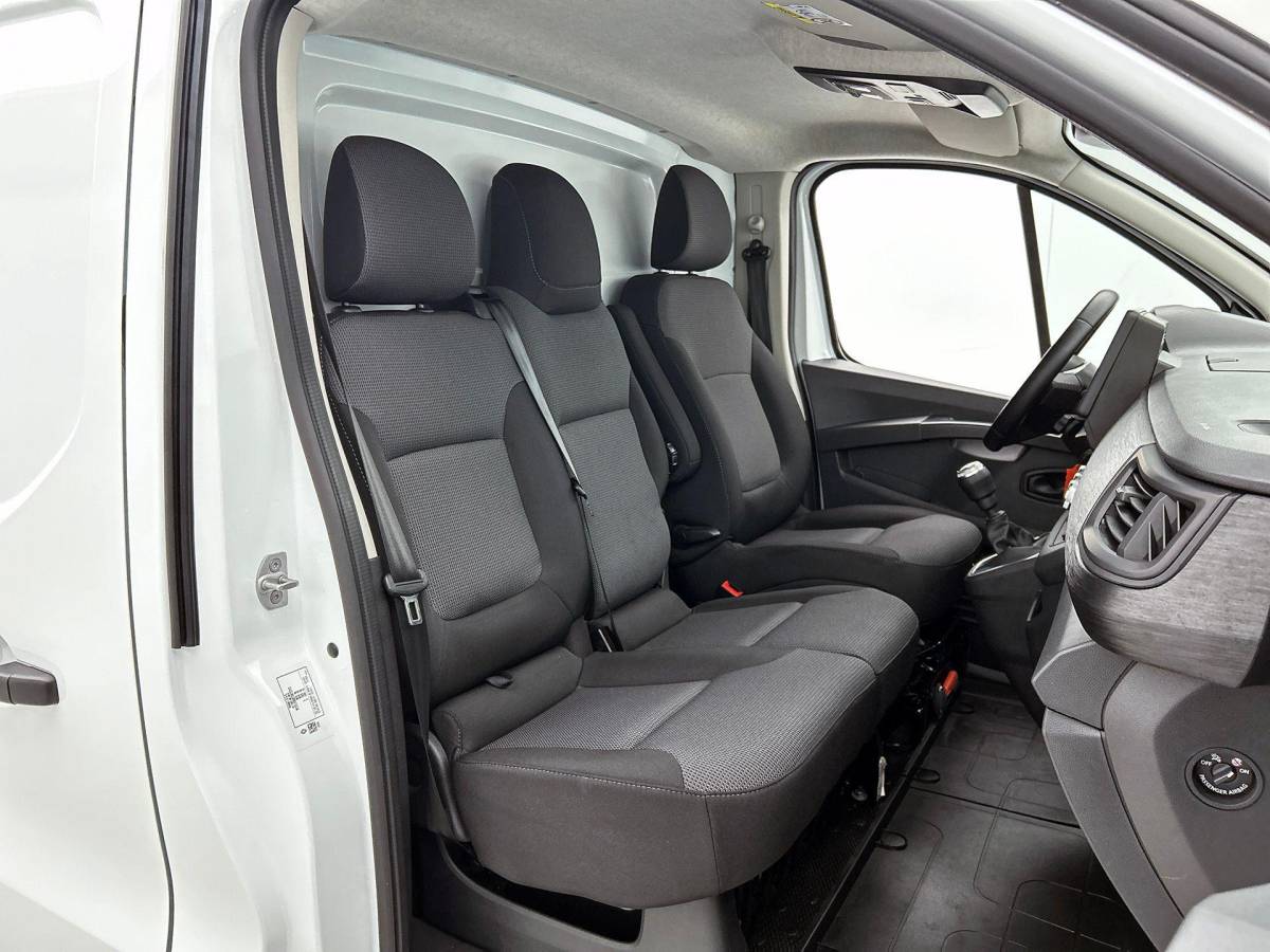 Renault Trafic Renault Trafic 2.0 Blue dCi 130 T30 L2H1 Advance Navigatie Airco Lichtmetalen velgen Betimmering Trekhaak Parkeer sensoren