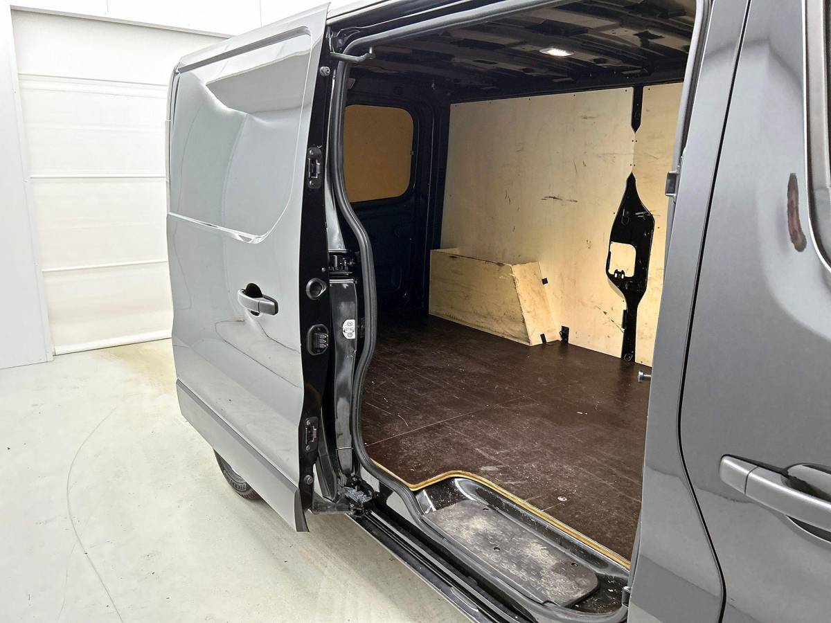 Renault Trafic Renault Trafic 2.0 Blue dCi 150PK T30 L2H1 Advance Automaat Navigatie Airco Lichtmetalen velgen Betimmering Trekhaak Camera Parkeer sensoren Dab