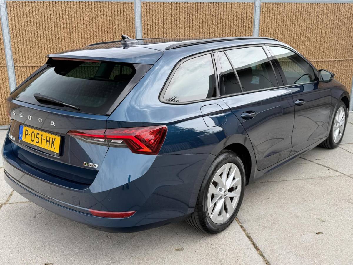 Škoda Octavia Skoda Octavia Combi 1.0 e-TSI Business Edition Automaat | Trekhaak uitklapbaar | Adaptieve cruise control | Stoelverwarming |  Rijstrooksensor | Getint glas | 17 inch lichtmetalen velgen | LED verlichting | Parkeersensoren voor en achter