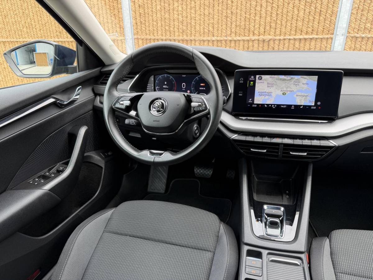 Škoda Octavia Skoda Octavia Combi 1.0 e-TSI Business Edition Automaat | Trekhaak uitklapbaar | Adaptieve cruise control | Stoelverwarming |  Rijstrooksensor | Getint glas | 17 inch lichtmetalen velgen | LED verlichting | Parkeersensoren voor en achter