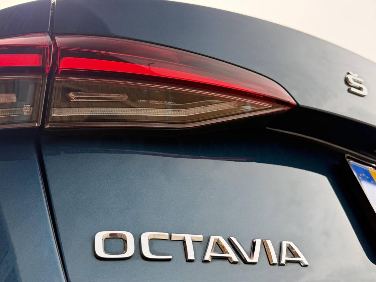 Škoda Octavia Skoda Octavia Combi 1.0 e-TSI Business Edition Automaat | Trekhaak uitklapbaar | Adaptieve cruise control | Stoelverwarming |  Rijstrooksensor | Getint glas | 17 inch lichtmetalen velgen | LED verlichting | Parkeersensoren voor en achter