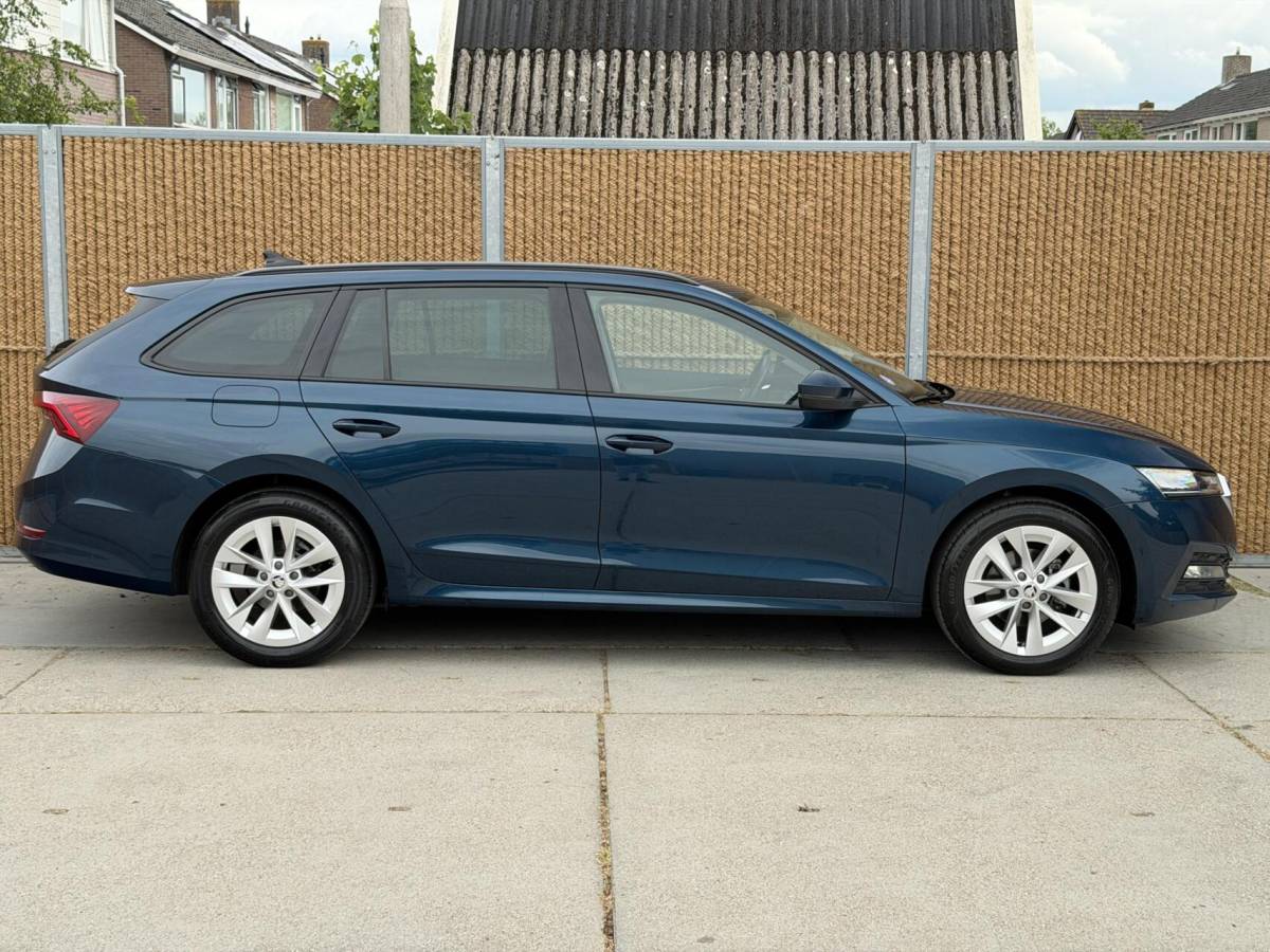 Škoda Octavia Skoda Octavia Combi 1.0 e-TSI Business Edition Automaat | Trekhaak uitklapbaar | Adaptieve cruise control | Stoelverwarming |  Rijstrooksensor | Getint glas | 17 inch lichtmetalen velgen | LED verlichting | Parkeersensoren voor en achter