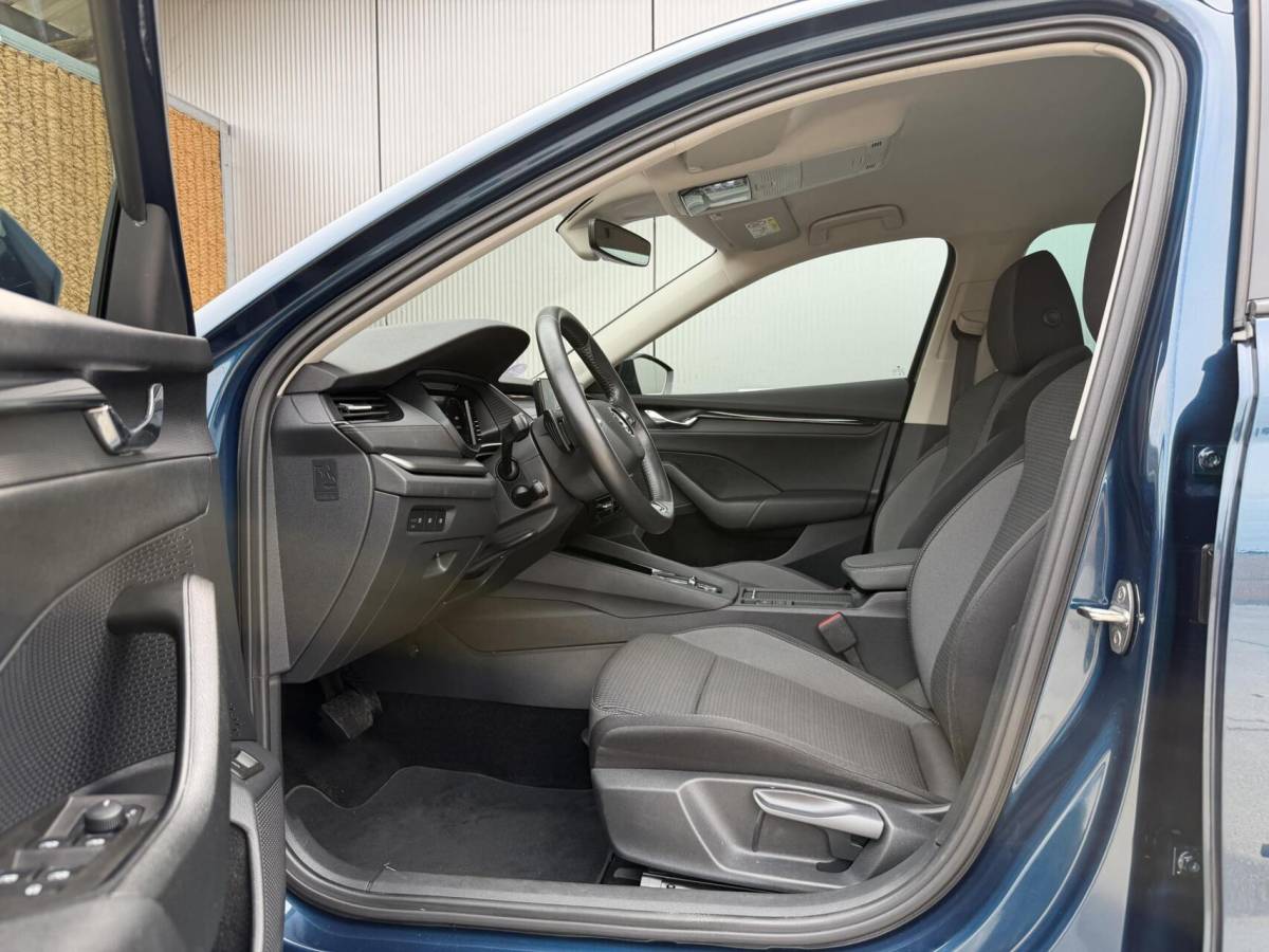 Škoda Octavia Skoda Octavia Combi 1.0 e-TSI Business Edition Automaat | Trekhaak uitklapbaar | Adaptieve cruise control | Stoelverwarming |  Rijstrooksensor | Getint glas | 17 inch lichtmetalen velgen | LED verlichting | Parkeersensoren voor en achter