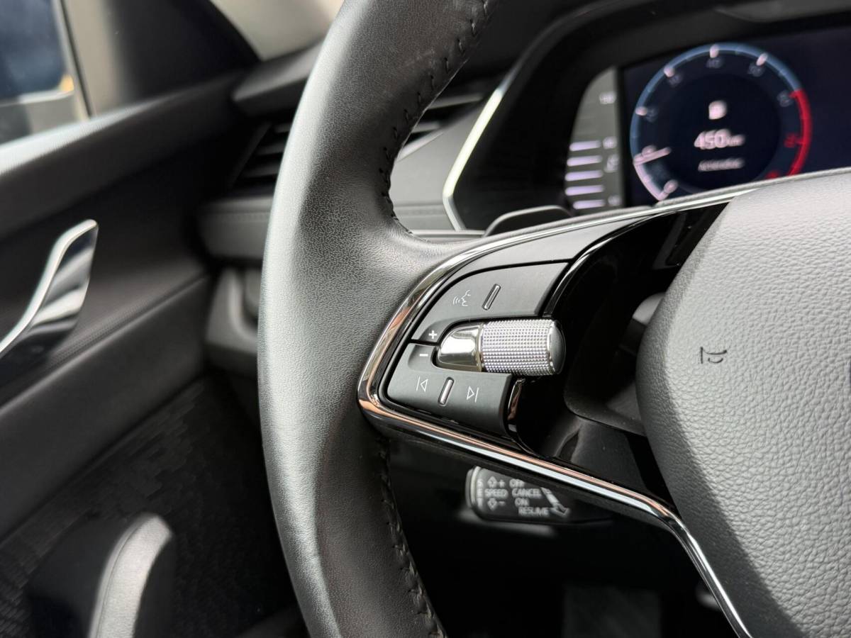 Škoda Octavia Skoda Octavia Combi 1.0 e-TSI Business Edition Automaat | Trekhaak uitklapbaar | Adaptieve cruise control | Stoelverwarming |  Rijstrooksensor | Getint glas | 17 inch lichtmetalen velgen | LED verlichting | Parkeersensoren voor en achter