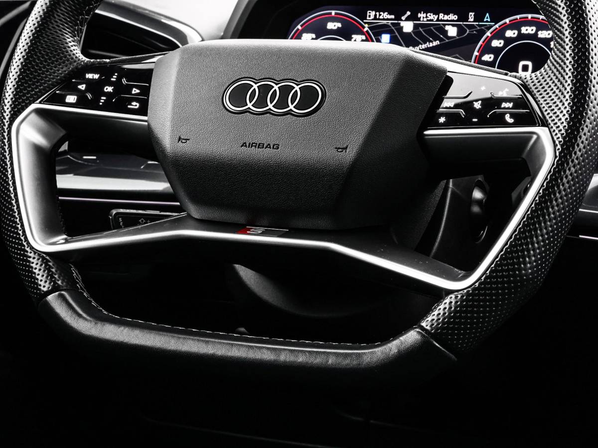 Audi Q4 e-tron Audi Q4 e-tron 40 S edition 77 kWh · SOH 97,4% · Panoramadak · Camera · Head-Up Display · Stoelverwarming · Apple/Android Car Play · Adaptive Cruise Control · 20″Velgen ·