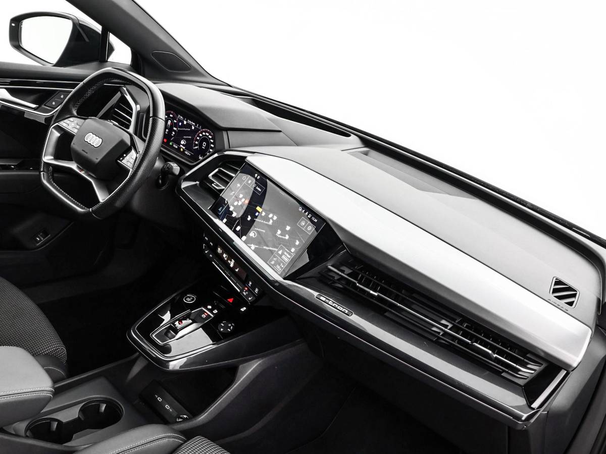 Audi Q4 e-tron Audi Q4 e-tron 40 S edition 77 kWh · SOH 97,4% · Panoramadak · Camera · Head-Up Display · Stoelverwarming · Apple/Android Car Play · Adaptive Cruise Control · 20″Velgen ·