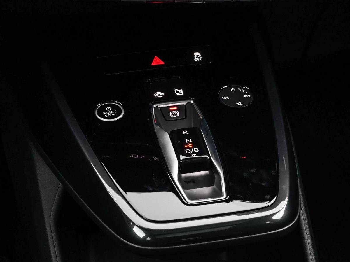 Audi Q4 e-tron Audi Q4 e-tron 40 S edition 77 kWh · SOH 97,4% · Panoramadak · Camera · Head-Up Display · Stoelverwarming · Apple/Android Car Play · Adaptive Cruise Control · 20″Velgen ·