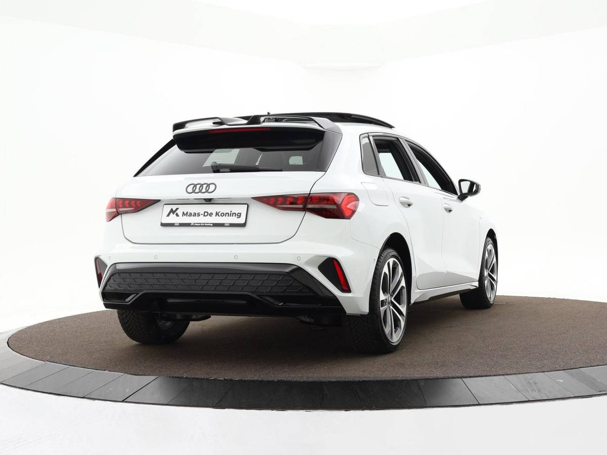 Audi A3 Audi A3 Sportback 45 TFSIe 272pk S-tronic S edition Competition · Panoramadak · Camera · Carbon Achterspoiler · Leder · Elek. voorstoel · Matrix LED · 18” Inch · Garantie t/m 29-07-2030 of 100.000km
