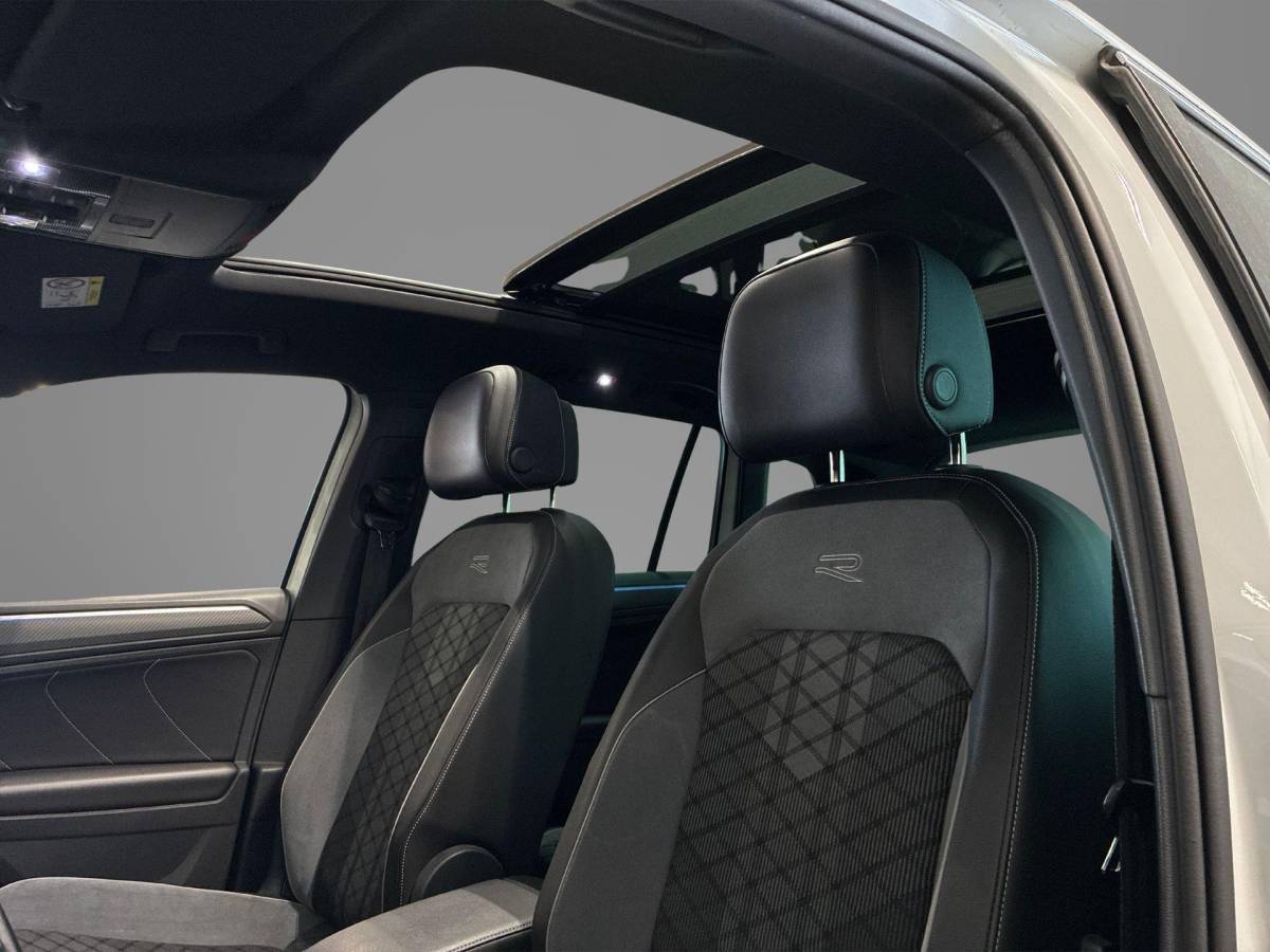 Volkswagen Tiguan Volkswagen Tiguan 1.4 TSI 245pk DSG eHybrid R-Line Business · Panoramadak · 360 Camera · Wegklapbare Trekhaak · Stoelverwarming · Matrix LED · Head-Up · 19” Inch ·