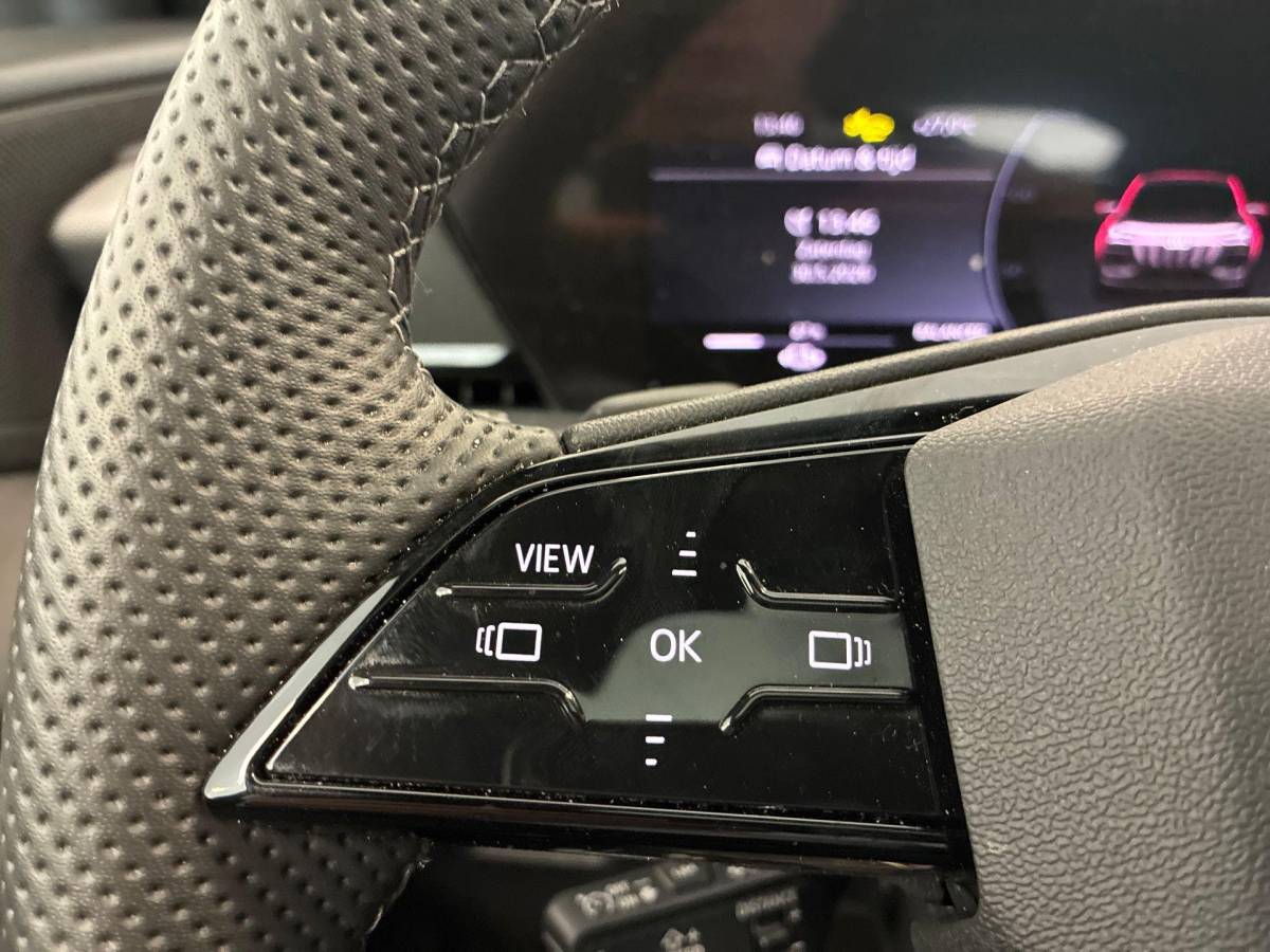 Audi Q6 e-tron Audi Q6 e-tron edition 83 kWh 252pk · SOH 96,3% · Panoramadak · 360 Camera · Inklap. Trekhaak ·  Luchtvering · Stuur- & Stoelverwarming · Apple/Android Car Play · Garantie t/m 13-07-2030 of 100.000km