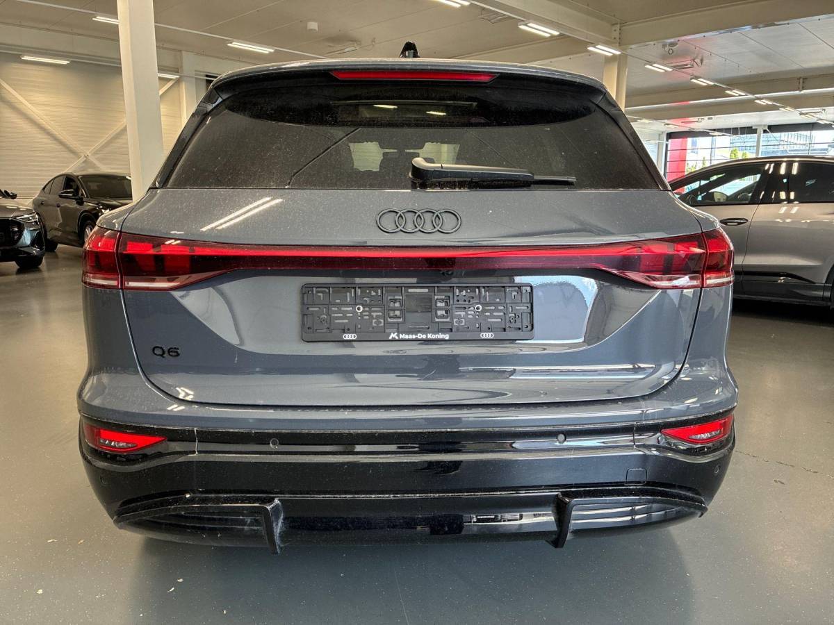 Audi Q6 e-tron Audi Q6 e-tron edition 83 kWh 252pk · SOH 96,3% · Panoramadak · 360 Camera · Inklap. Trekhaak ·  Luchtvering · Stuur- & Stoelverwarming · Apple/Android Car Play · Garantie t/m 13-07-2030 of 100.000km