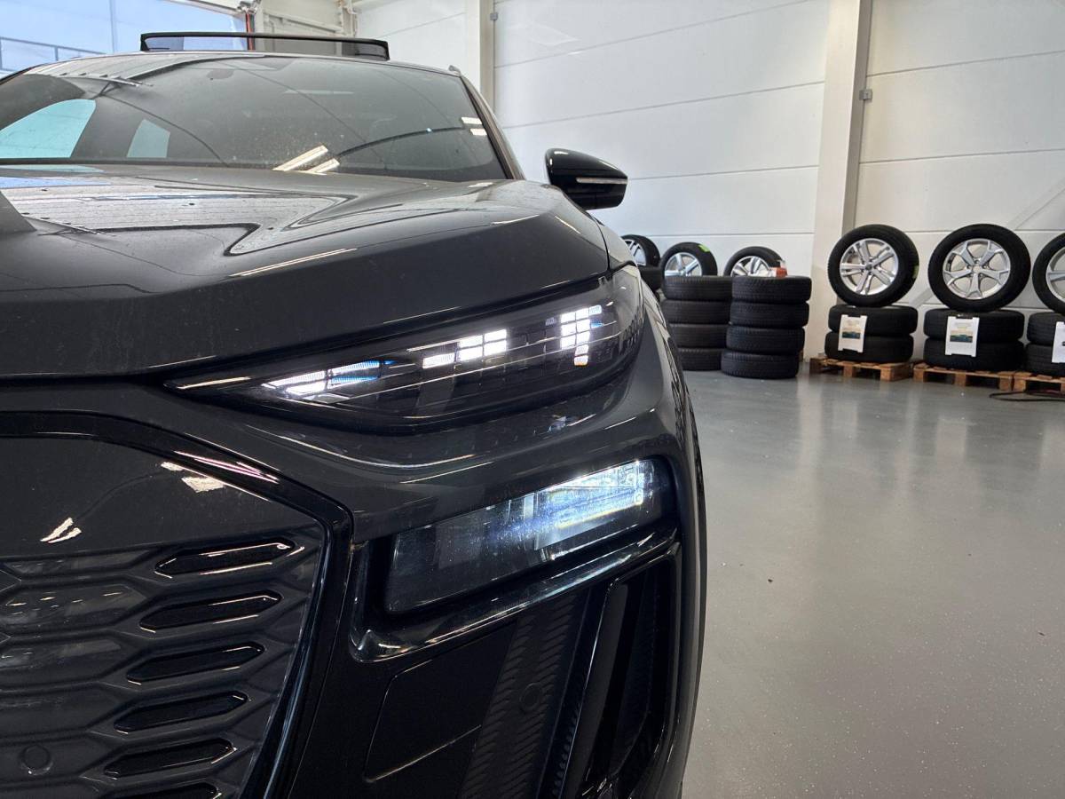 Audi Q6 e-tron Audi Q6 e-tron edition 83 kWh 252pk · SOH 96,3% · Panoramadak · 360 Camera · Inklap. Trekhaak ·  Luchtvering · Stuur- & Stoelverwarming · Apple/Android Car Play · Garantie t/m 13-07-2030 of 100.000km