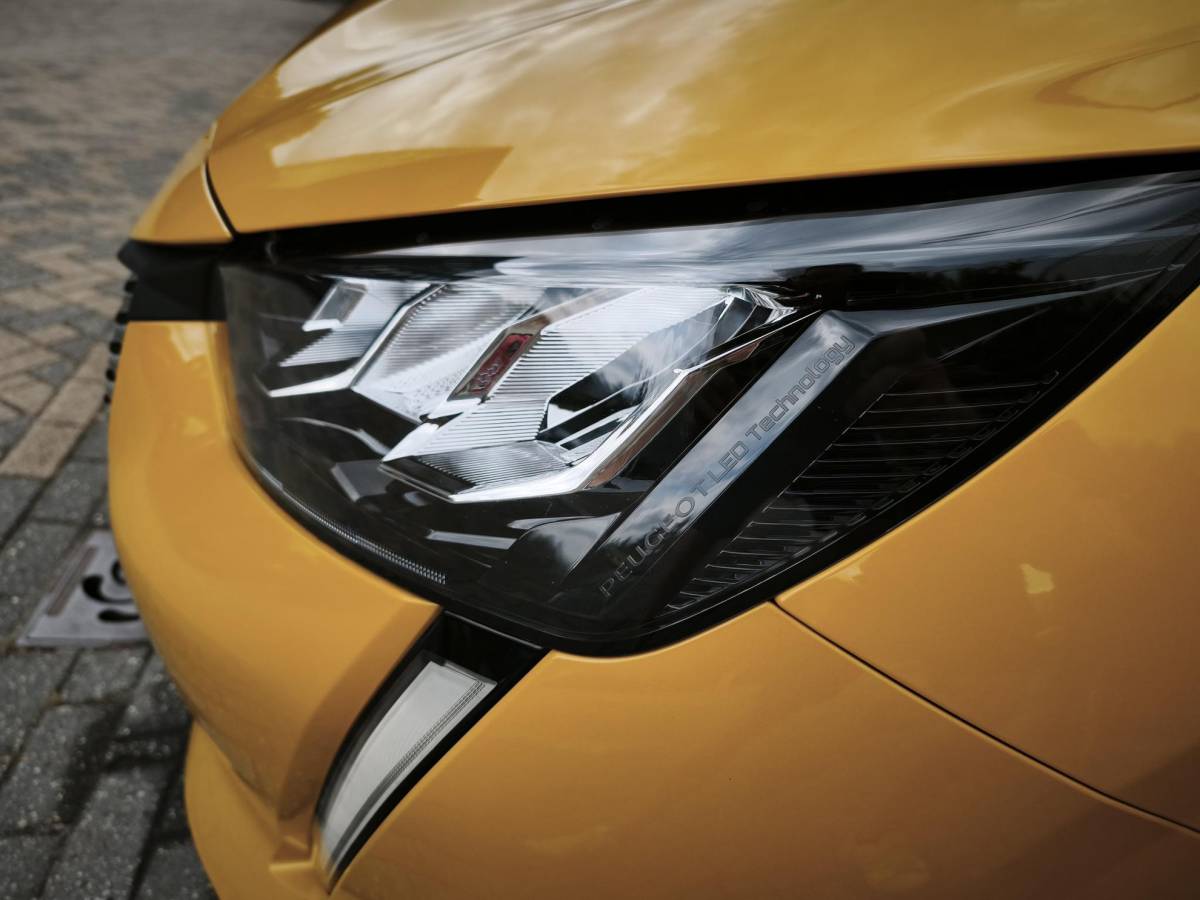Peugeot 208 Peugeot 208 1.2 PureTech Allure Navi-Carplay Led Stoelverwarming Keyless Cruise-Control