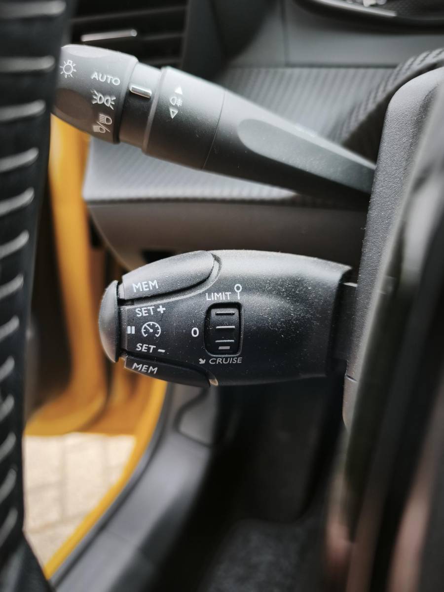 Peugeot 208 Peugeot 208 1.2 PureTech Allure Navi-Carplay Led Stoelverwarming Keyless Cruise-Control