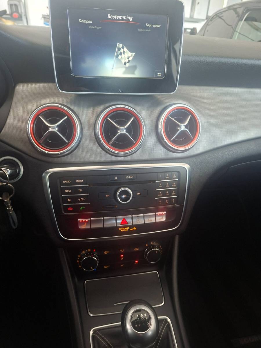 Mercedes-Benz CLA Mercedes-Benz CLA-klasse Shooting Brake 180 6-Hand Trekhaak Xenon Navi 18 Inch