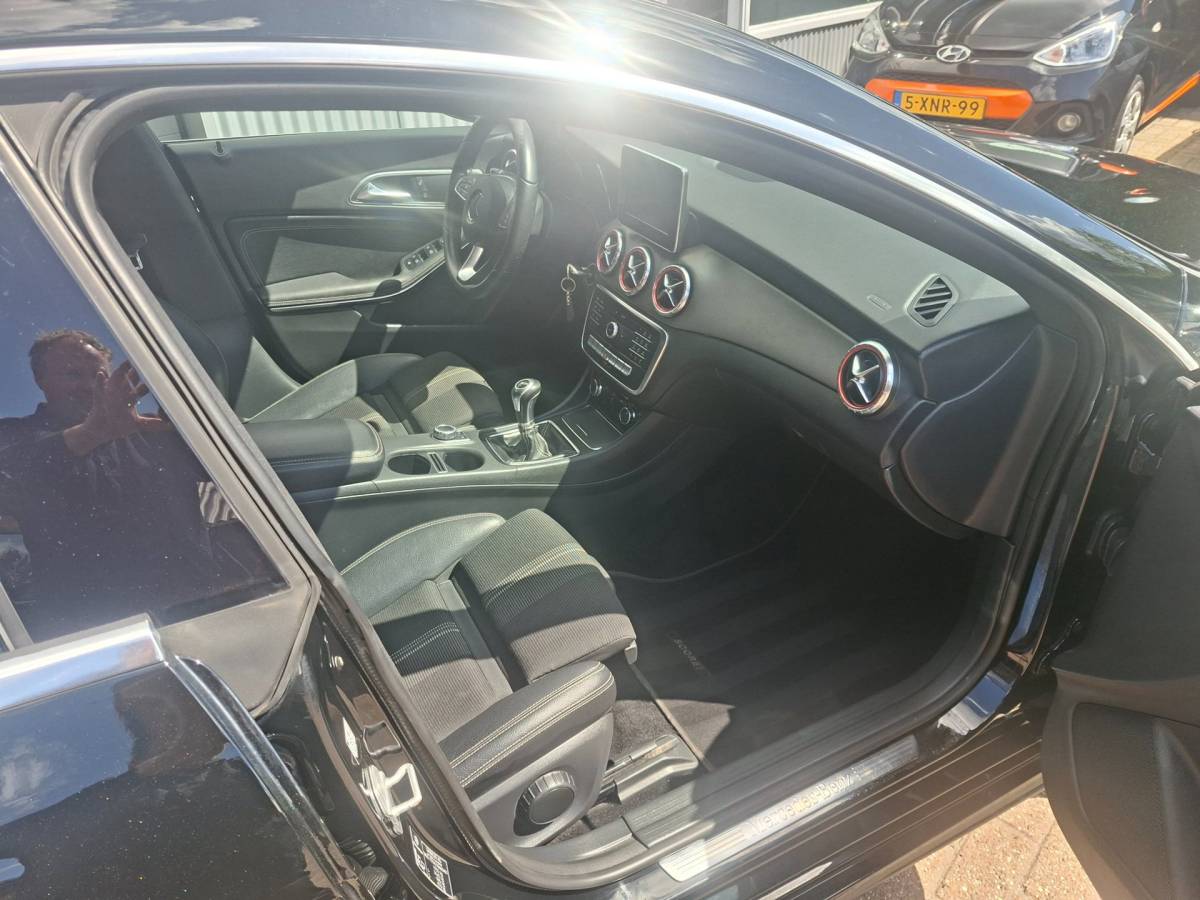 Mercedes-Benz CLA Mercedes-Benz CLA-klasse Shooting Brake 180 6-Hand Trekhaak Xenon Navi 18 Inch