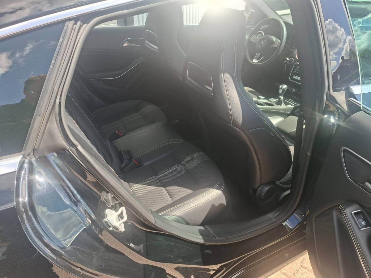 Mercedes-Benz CLA Mercedes-Benz CLA-klasse Shooting Brake 180 6-Hand Trekhaak Xenon Navi 18 Inch