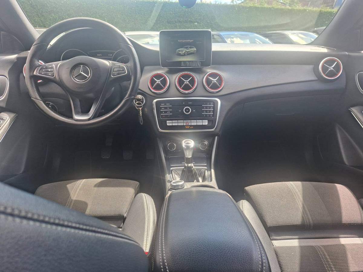 Mercedes-Benz CLA Mercedes-Benz CLA-klasse Shooting Brake 180 6-Hand Trekhaak Xenon Navi 18 Inch